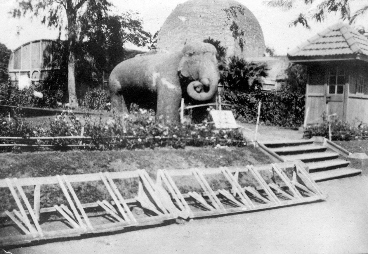 Olifantenstandbeeld, Victoria Gardens, Bombay, India, ca. 1918 door Unbekannt