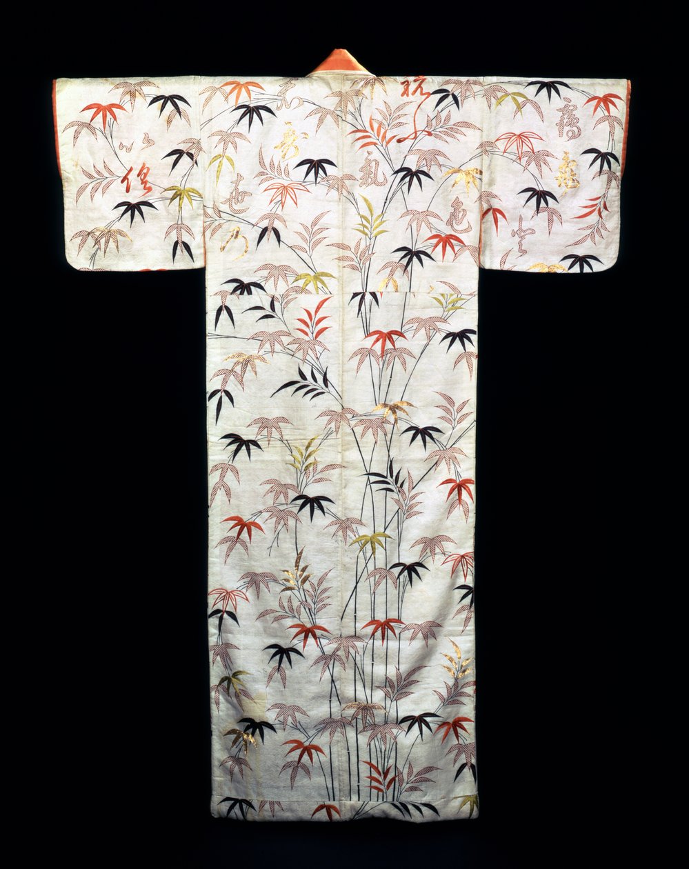Geborduurde witte satijnen dameskimono, Japans, Edo-periode, 1600-1867 door Unbekannt