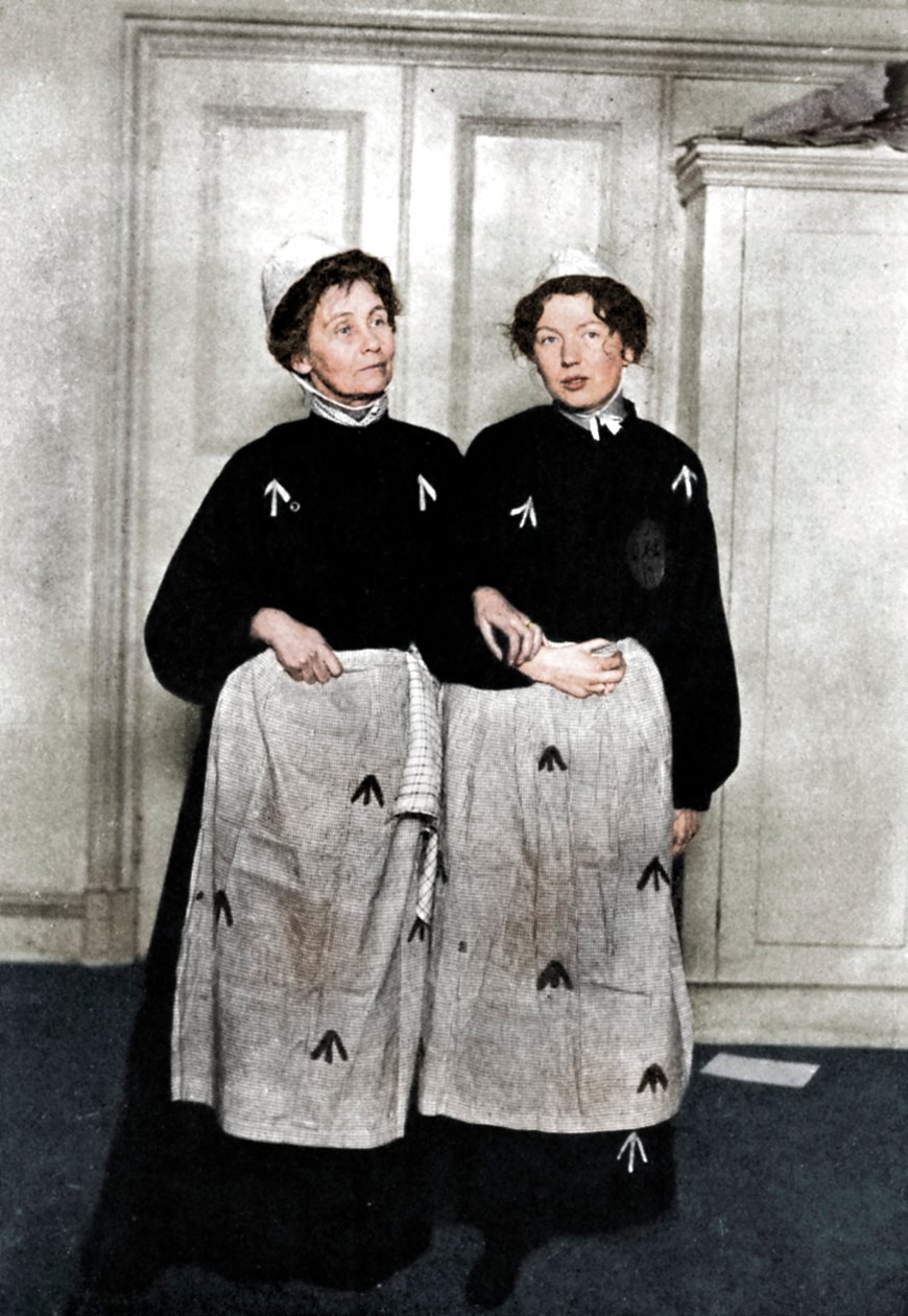 Emmeline en Christabel Pankhurst, Engelse suffragettes, in gevangeniskleding, 1908 door Unbekannt