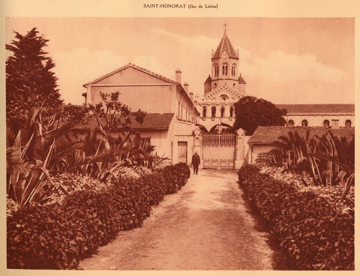 Ingang van het klooster, Saint-Honorat, 1930 door Unbekannt
