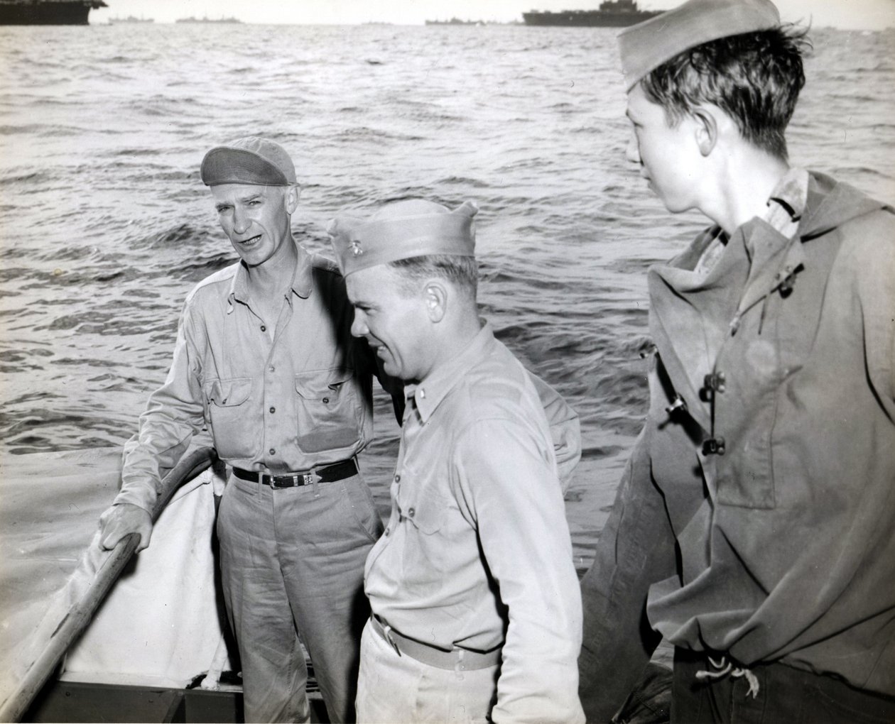 Ernie Pyle bezoekt de USS Hornet door Unbekannt