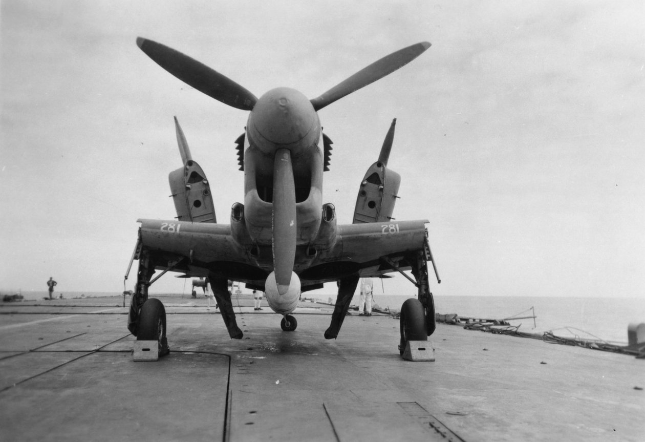 Fairey Firefly-vliegtuig klaar om naar de hangarlift te worden vervoerd, HMS Venerable, 1945 door Unbekannt
