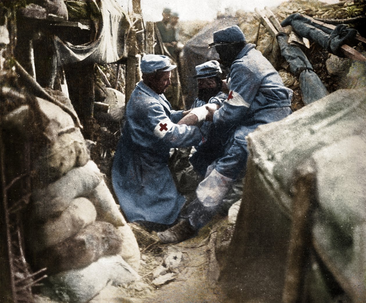 Eerste hulp aan een gewonde man in een van de Franse loopgraven, 1915 door Unbekannt