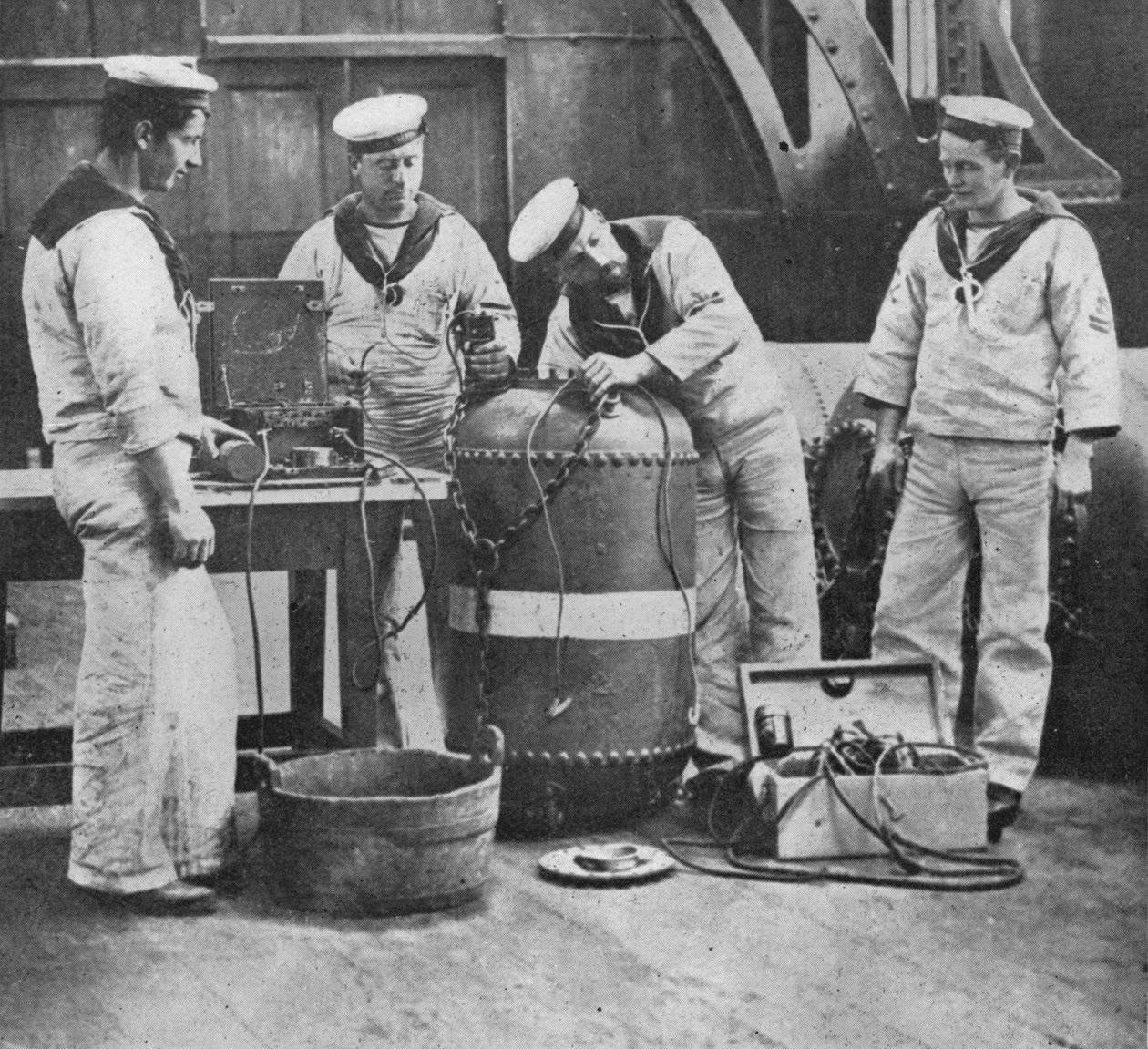 Het installeren van een elektrische contactmijn, 1914 door Unbekannt