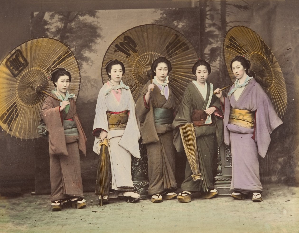 [Vijf Japanse vrouwen in traditionele kleding met parasols], 1870s door Unbekannt