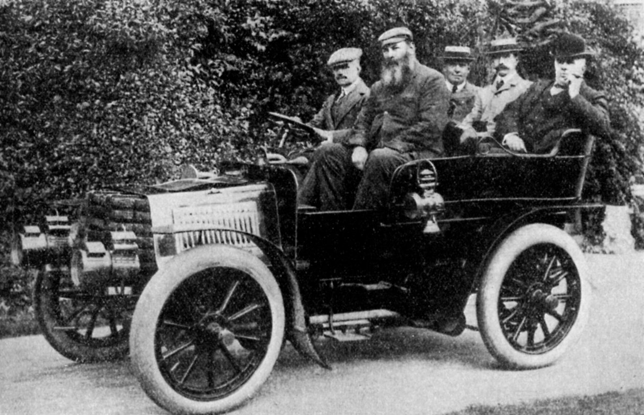 Vijf mannen zittend in een motorwagen, 1902-1935 door Unbekannt