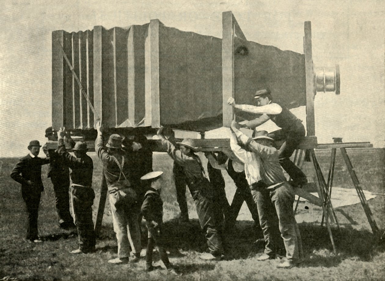 Focussen van de Gigantische Camera voor Werk, 1901 door Unbekannt