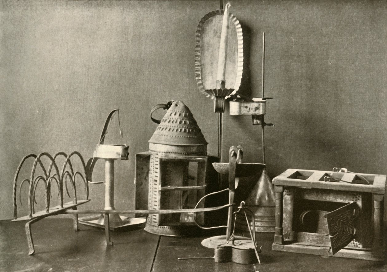 Voetverwarmer, olielampen, kaarskandelaar, tinnen lantaarn en broodrooster, 18e eeuw, 1937 door Unbekannt