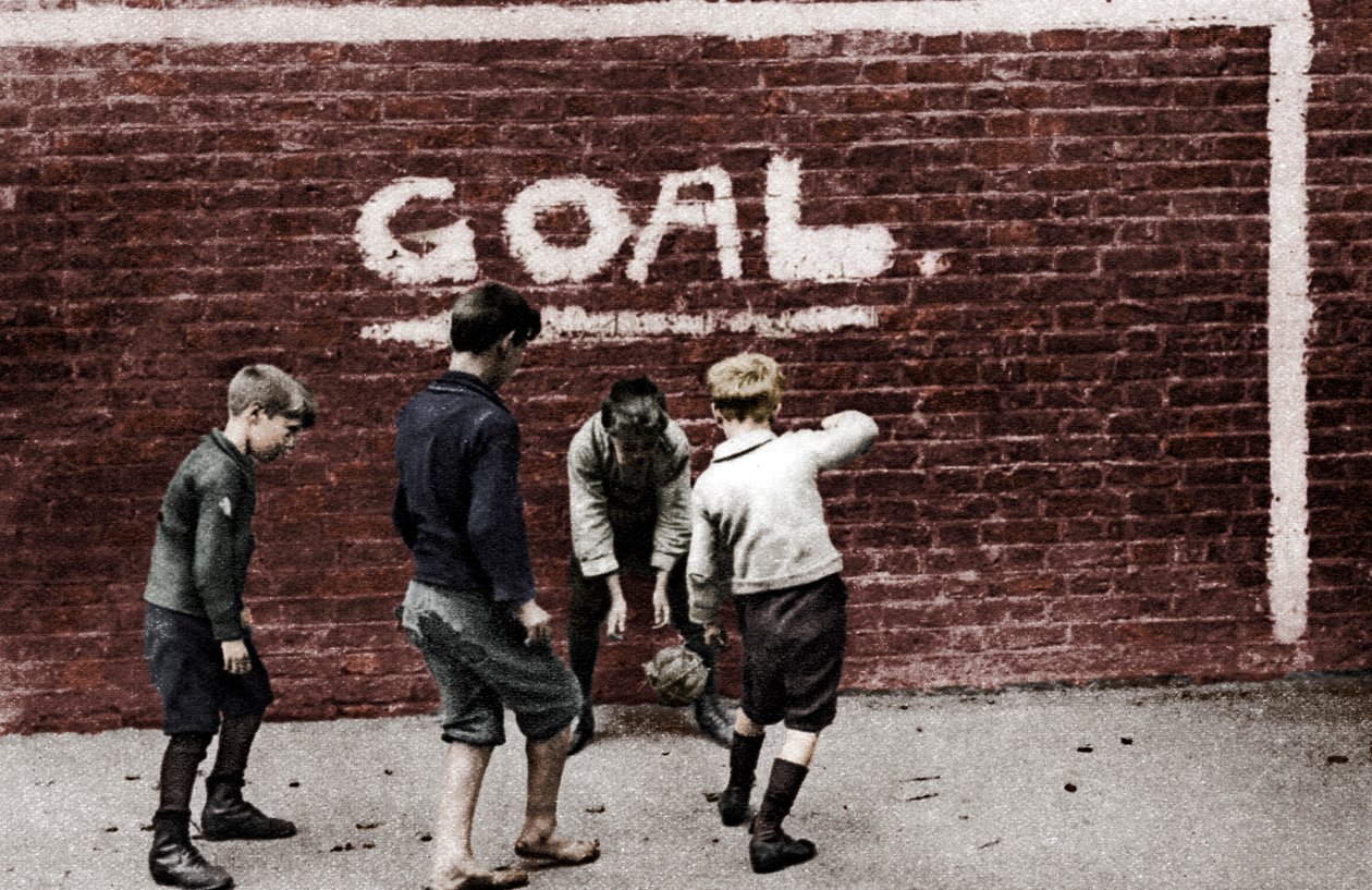 Voetbal in East End, Londen, 1926-1927 door Unbekannt