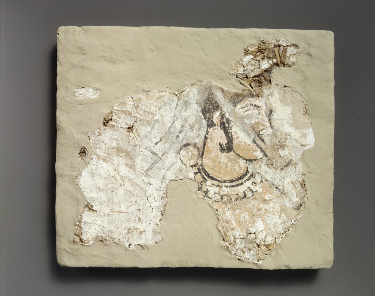 Fragment van muurschildering: vrouw met mondbedekking padam, ca. 7e eeuw n.Chr. door Unbekannt