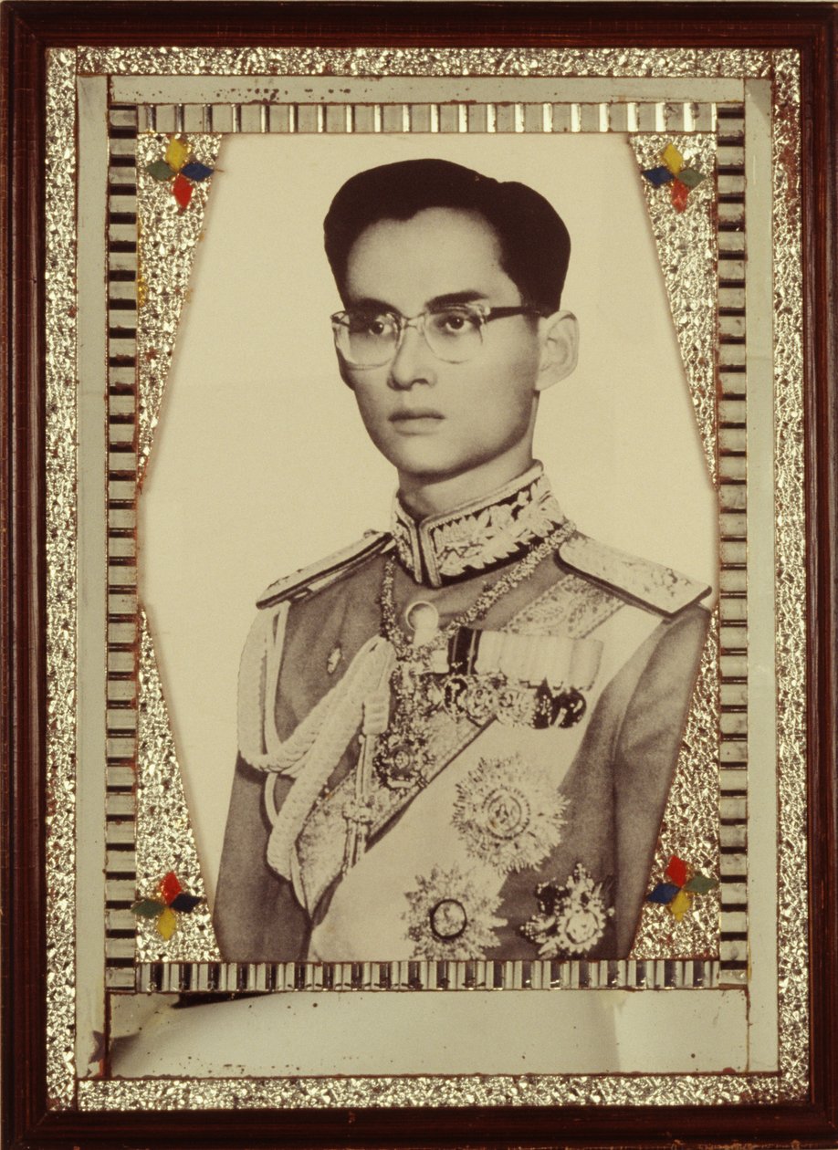 Ingelijste portret van Koning Bhumibol Adulyadej (zwart-wit foto) door Unbekannt