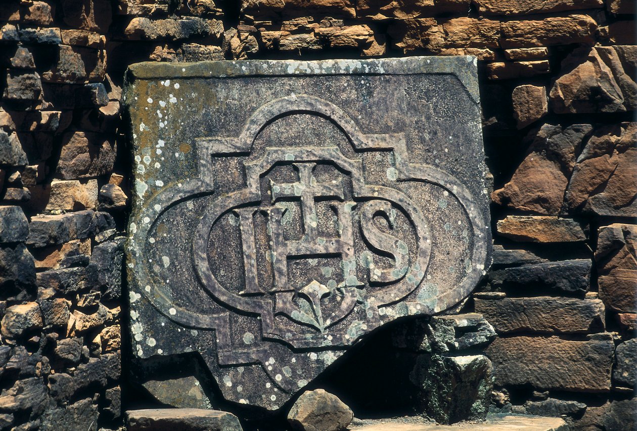 Franco-maçoniek symbool en initialen van Christus gegraveerd op een steen, site van de Jezuïetenmissies van San Ignacio Mini in Argentinië, opgericht in 1611 (steen) door Unbekannt