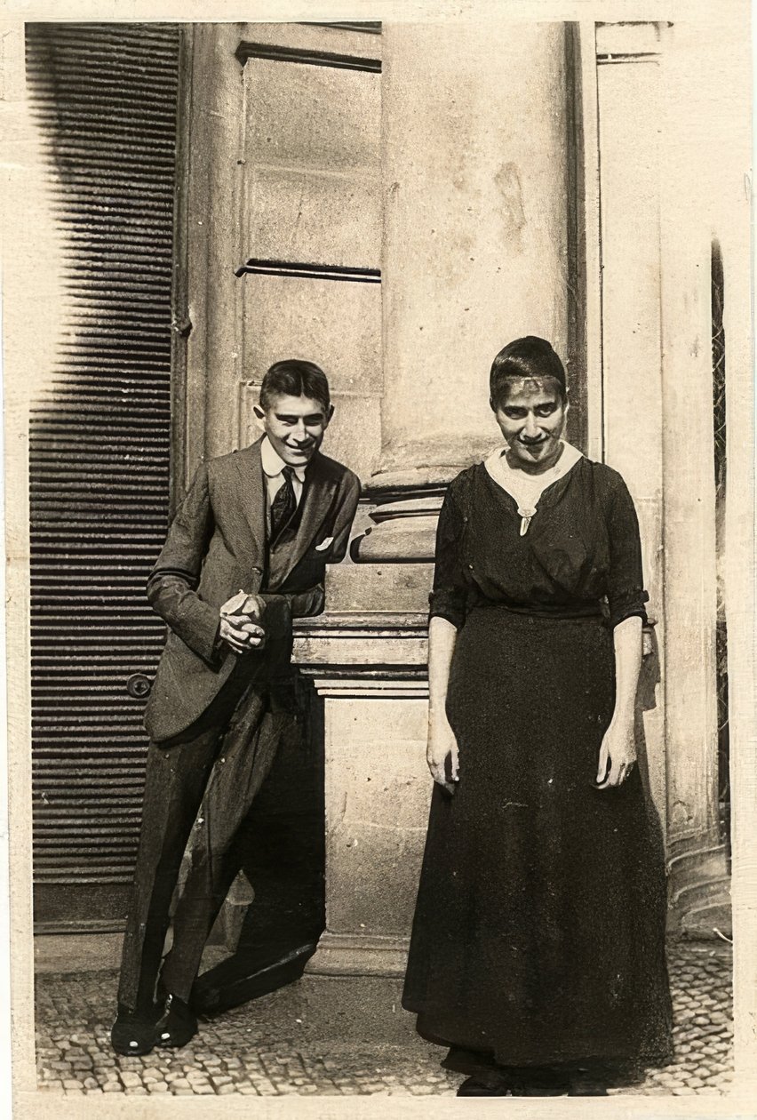 Franz Kafka met zijn zus Ottla voor het Oppelt-Huis in Praag door Unbekannt