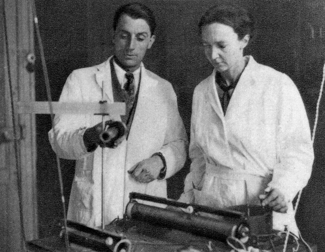 Frédéric Joliot en Irène Joliot-Curie, Franse wetenschappers, 1935 door Unbekannt