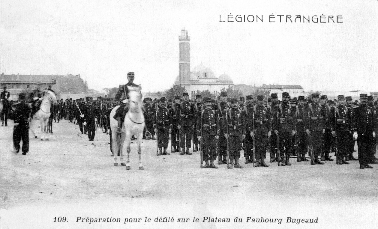 Franse Vreemdelingenlegioen maakt zich klaar om te marcheren op het Plateau Faubourg Bugeaud, Algerije, 20e eeuw door Unbekannt