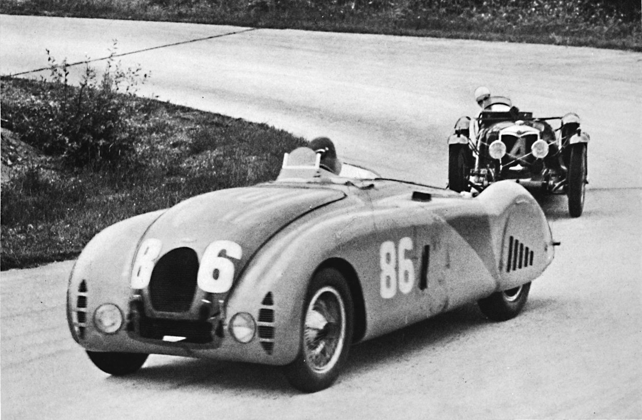 Franse Grand Prix, 1936: Een nieuwe gestroomlijnde Bugatti, gevolgd door een Riley, 1936, 1937 door Unbekannt