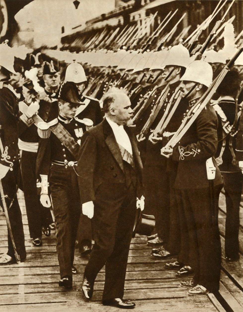 Franse president Raymond Poincaré met Edward, Prins van Wales, in Portsmouth, juni 1913, 1935 door Unbekannt