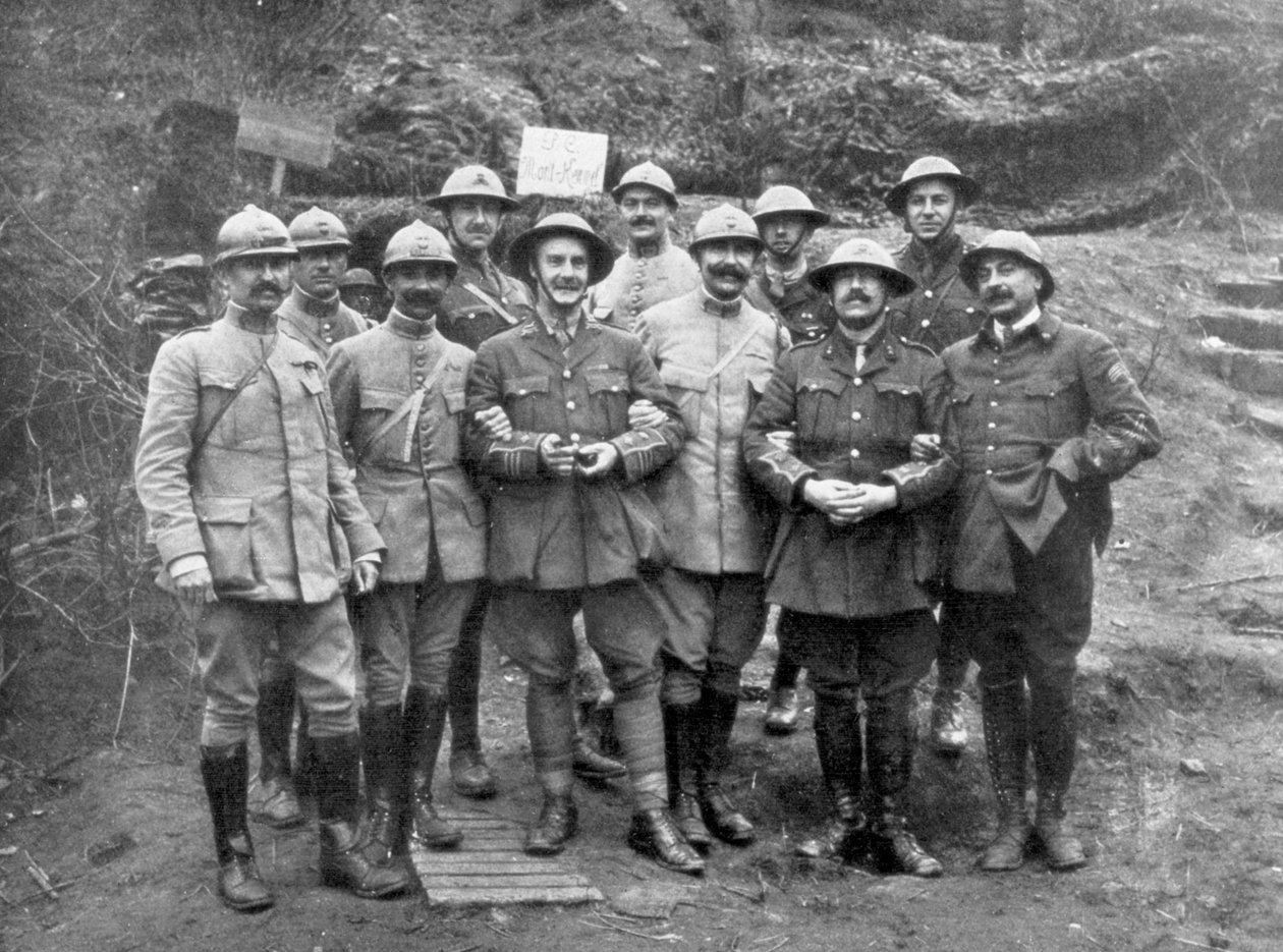 Franse en Engelse officieren bij Mount Kemmel nabij Ieper, België, april 1918 door Unbekannt