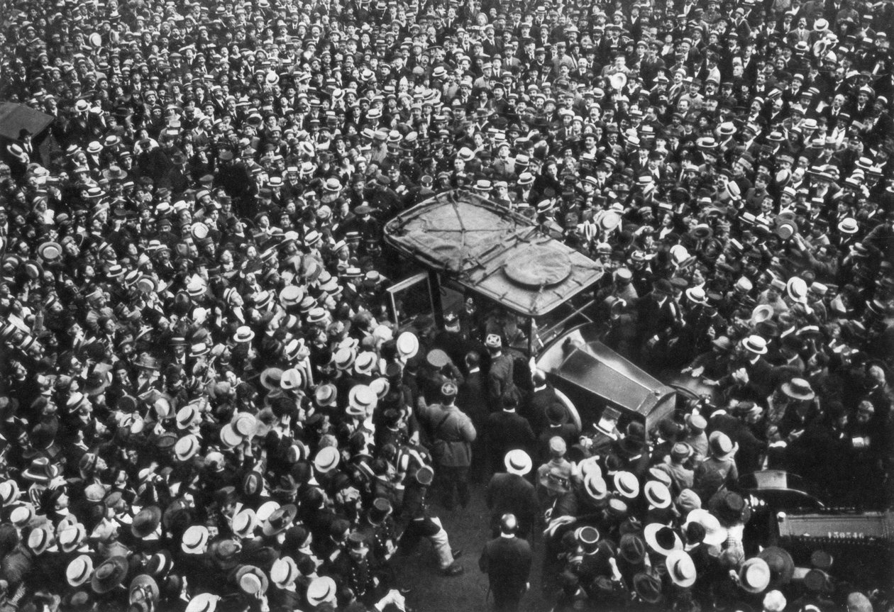 Franse menigten juichen Pershing en Joffre toe, Hotel Crillon, Parijs, Eerste Wereldoorlog, 1917 door Unbekannt
