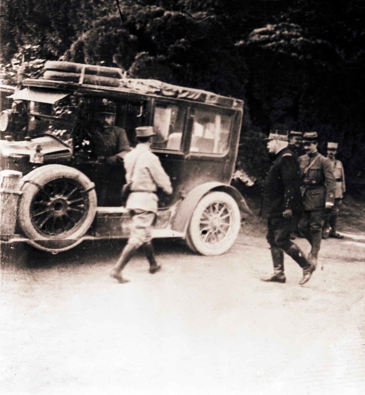 Franse officieren en voertuig, ca. 1914-ca. 1918 door Unbekannt