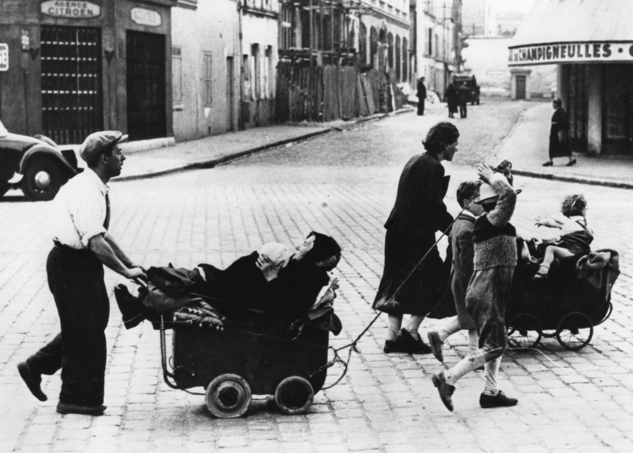 Franse vluchtelingen keren terug naar huis na de val van Frankrijk aan de Duitsers, Frankrijk, juli 1940 door Unbekannt