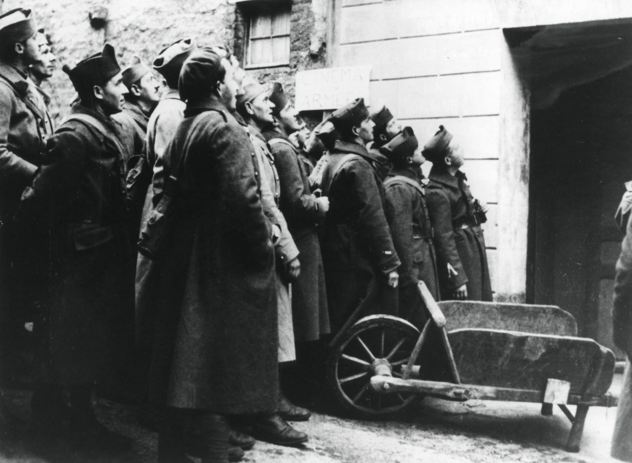 Franse soldaten bij een legerbioscoop, Frankrijk, 1940 door Unbekannt