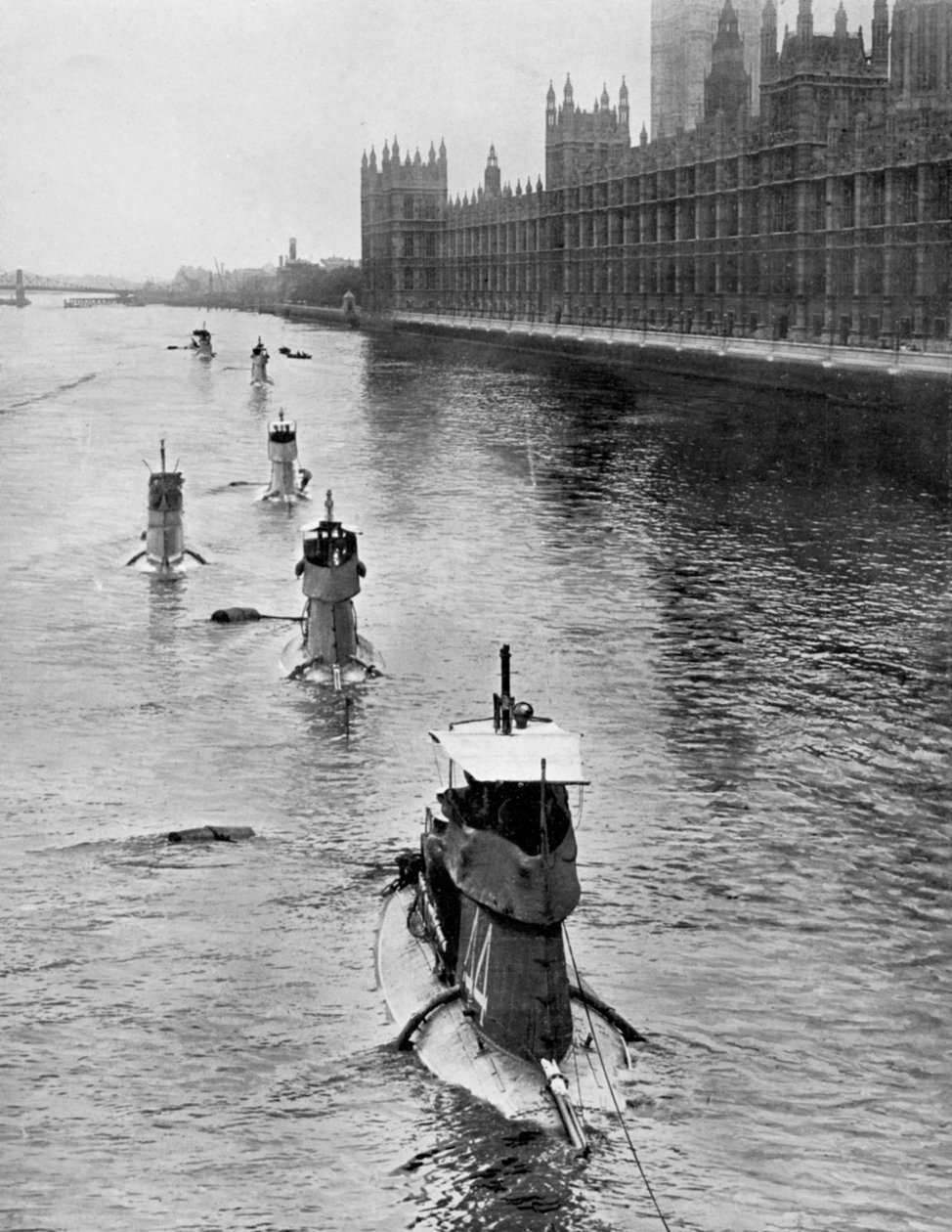 Franse onderzeeër Saphir Q44 en vijf anderen verplaatsen zich van Gravesend naar Londen, juli 1909 door Unbekannt
