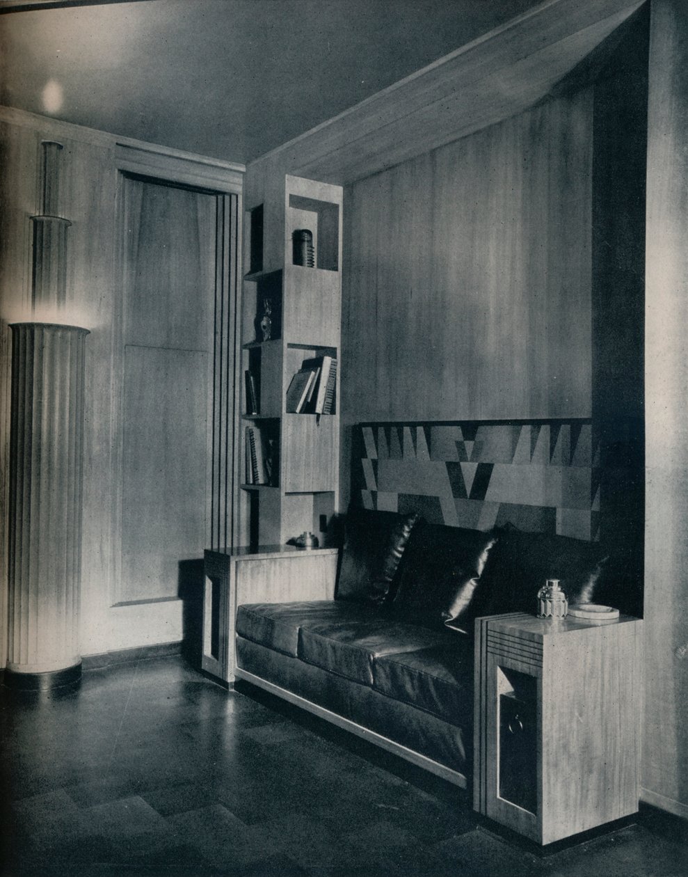 Meubilair en interieur van een privé kantoor. Ontworpen door Joseph Sinel, 1930 door Unbekannt