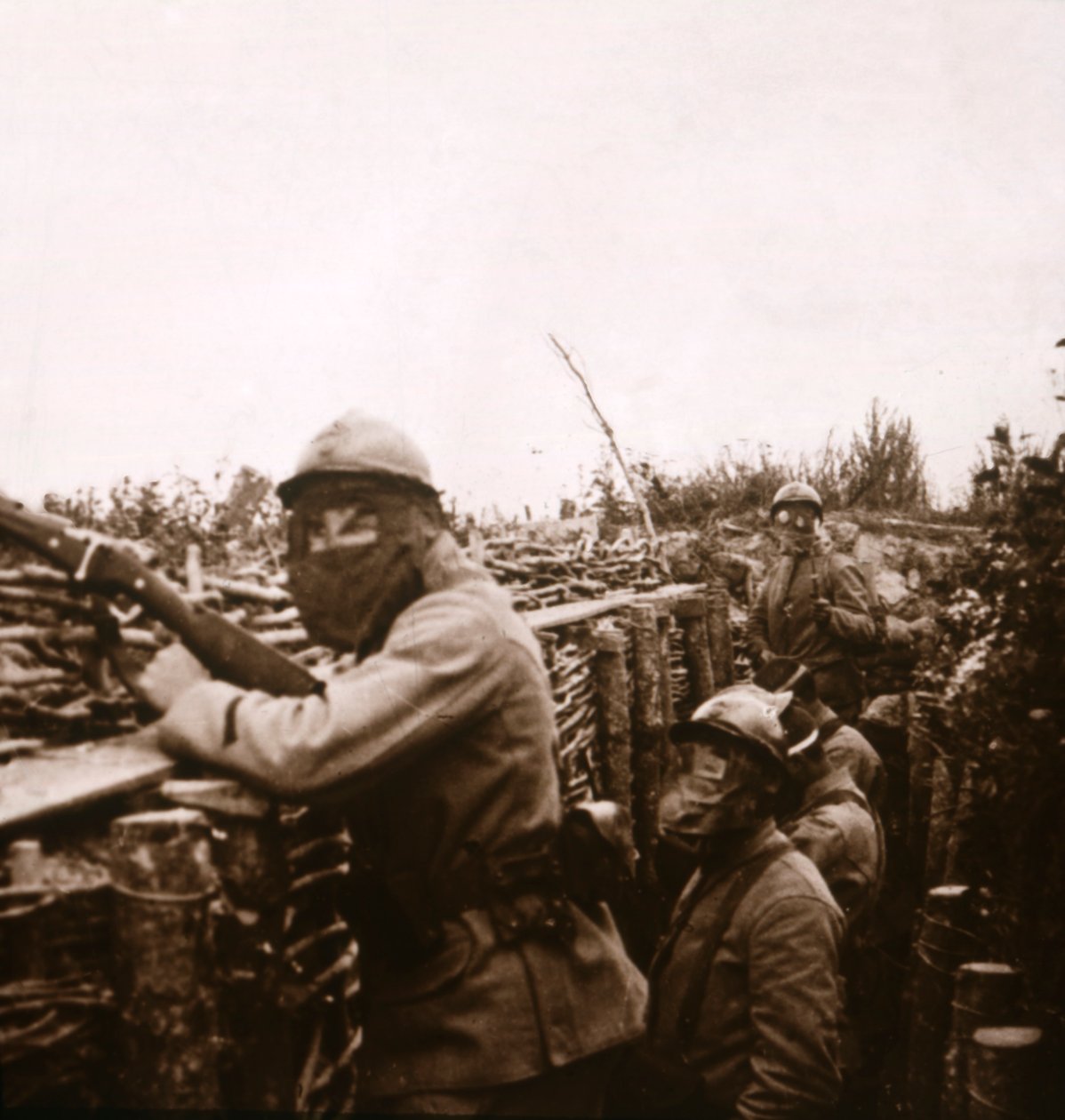 Gasalarm in loopgraven, Champagne, Noord-Frankrijk, 1916 door Unbekannt