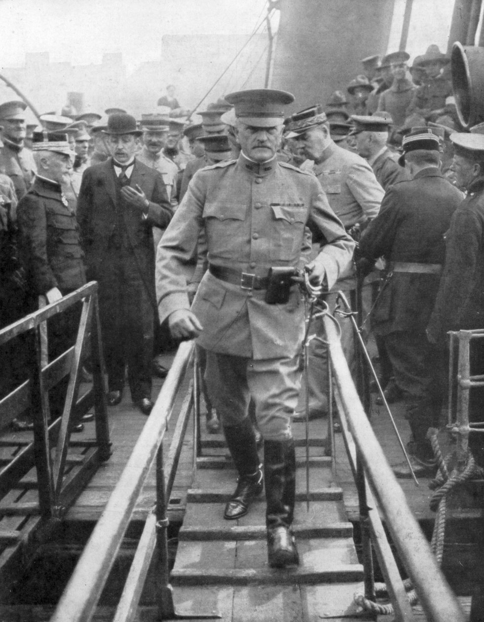 Generaal John Joseph Black Jack Pershing aankomend in Boulogne, Juni 1917, 1926 door Unbekannt