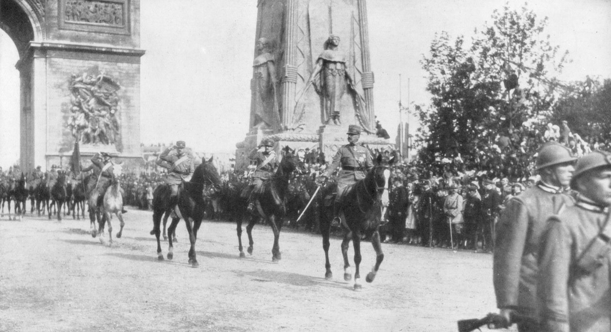 Generaal Montuori en Italiaanse troepen tijdens de overwinningsparade, Parijs, Frankrijk, 14 juli 1919 door Unbekannt