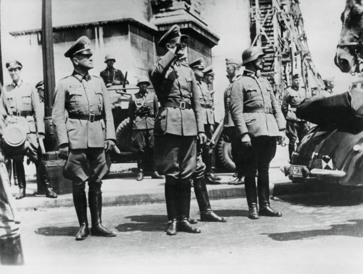 Generaal von Bock groet Duitse troepen die langs de Arc de Triomphe marcheren, Parijs, 14 juni 1940 door Unbekannt