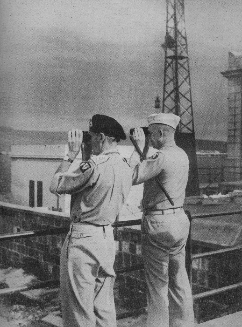 Generaals Montgomery en Eisenhower bekijken vanaf een balkon in Messina het Italiaanse vasteland, 1943-44 door Unbekannt