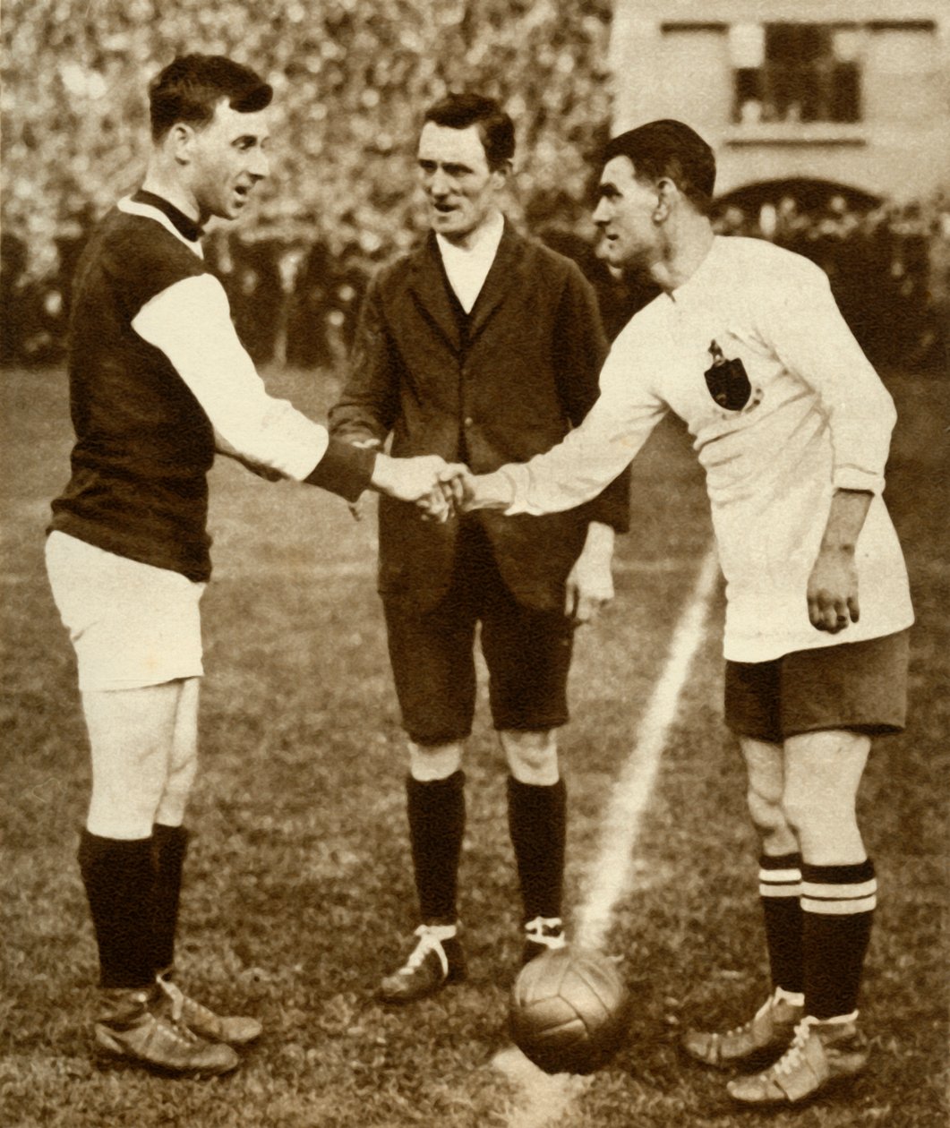George Kay en Joe Smith voor de aftrap, FA Cup Finale, Wembley Stadion, Londen, 1923 door Unbekannt