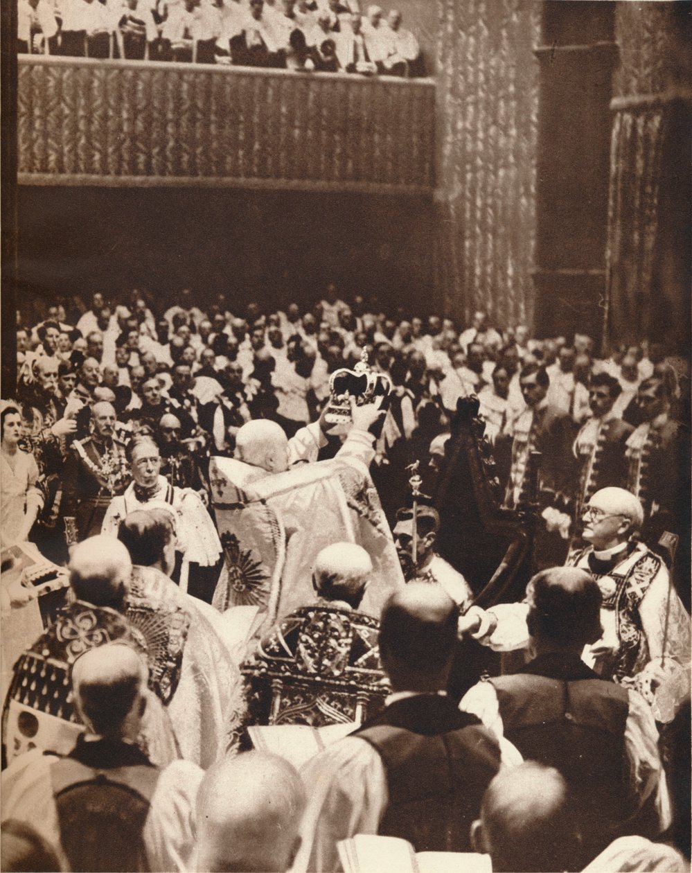 George VI wordt gekroond met de St. Edwards kroon op de dag van zijn kroning, 1937 door Unbekannt