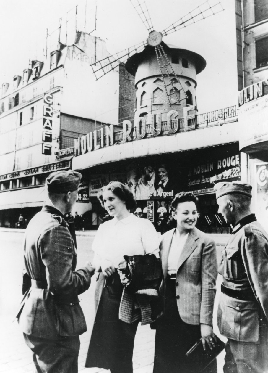 Duitse soldaten flirten met Franse vrouwen buiten de Moulin Rouge, bezet Parijs, juni 1940 door Unbekannt