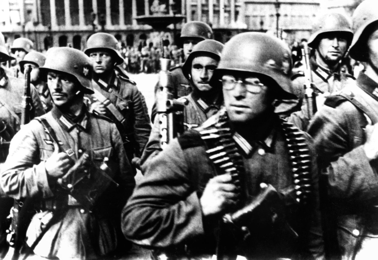 Duitse soldaten marcheren in Parijs, 14 juni 1940 door Unbekannt