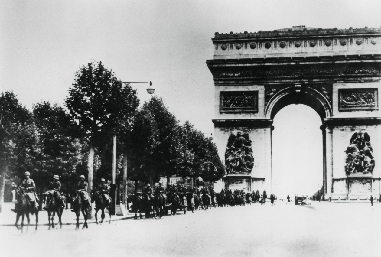 Duitse soldaten marcheren door Parijs, 14 juni 1940 door Unbekannt