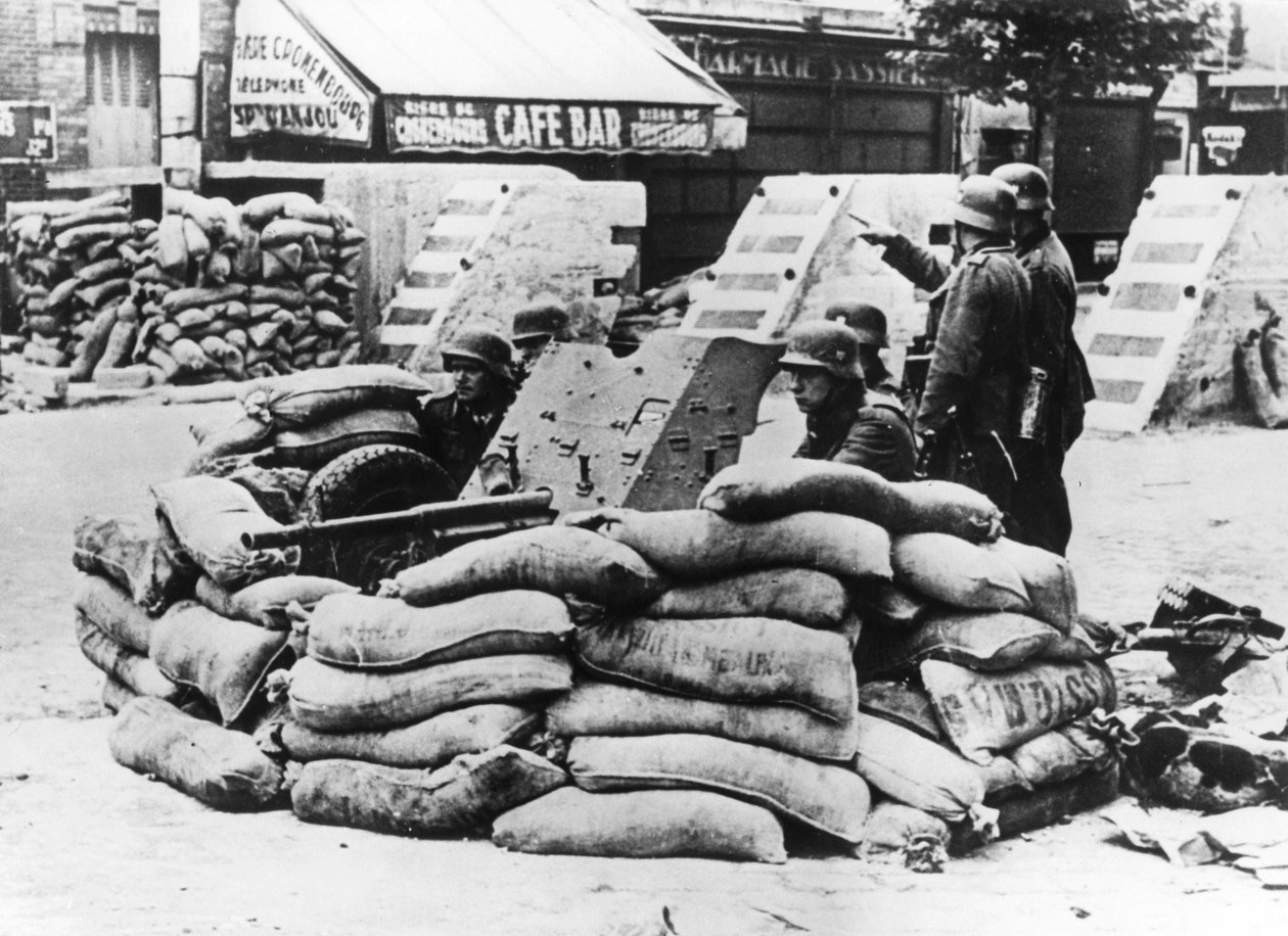 Duitse soldaten met veroverde Franse barricade, nabij Parijs, juni 1940 door Unbekannt