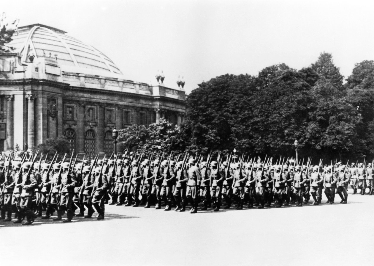 Duitse troepen marcheren voor de Duitse commandant van Parijs, 8 juli 1941 door Unbekannt