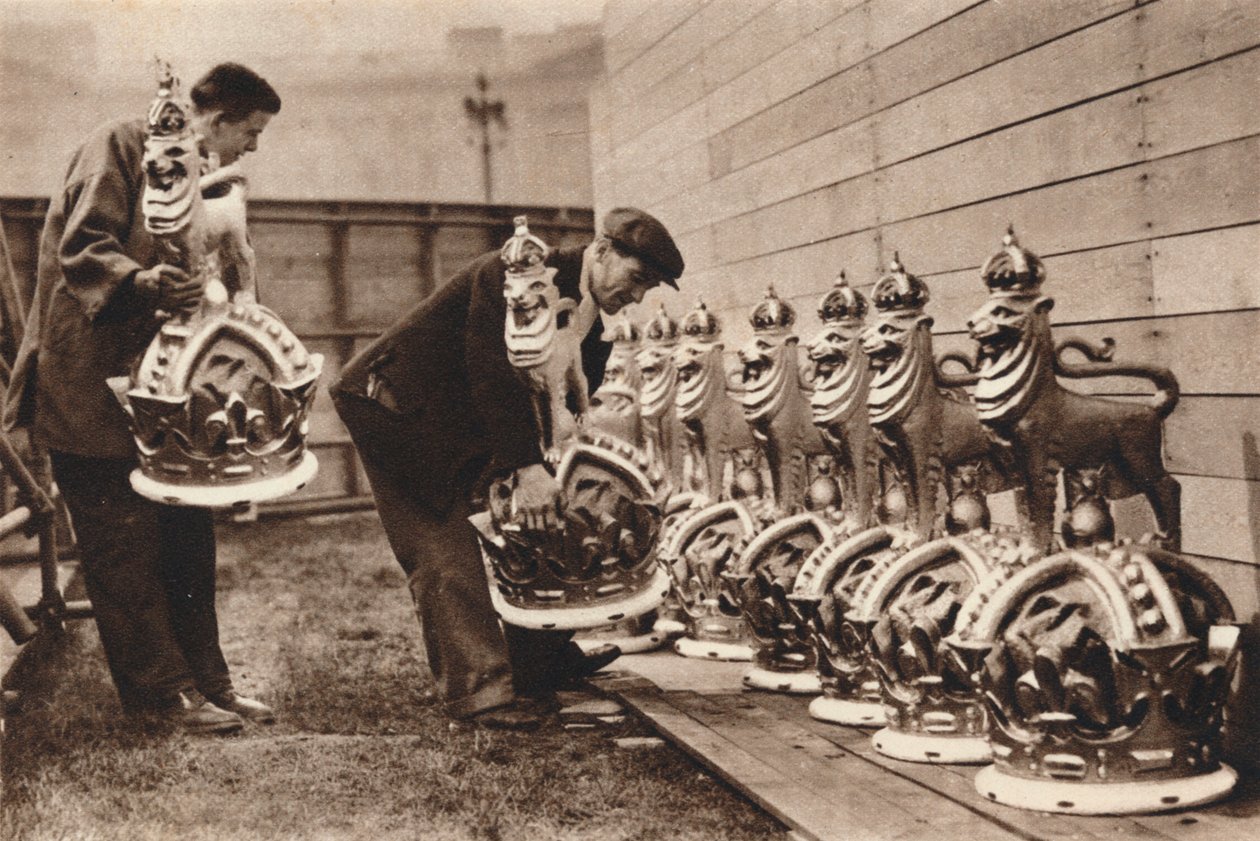 Vergulde kronen voor de Mall, 1937 door Unbekannt