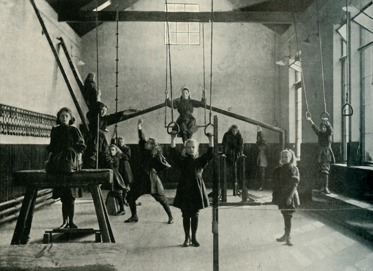 Meisjes Gymnasten bij de Koninklijke Instelling voor Doven en Slechthorenden, Friar Gate, Derby, 1902 door Unbekannt