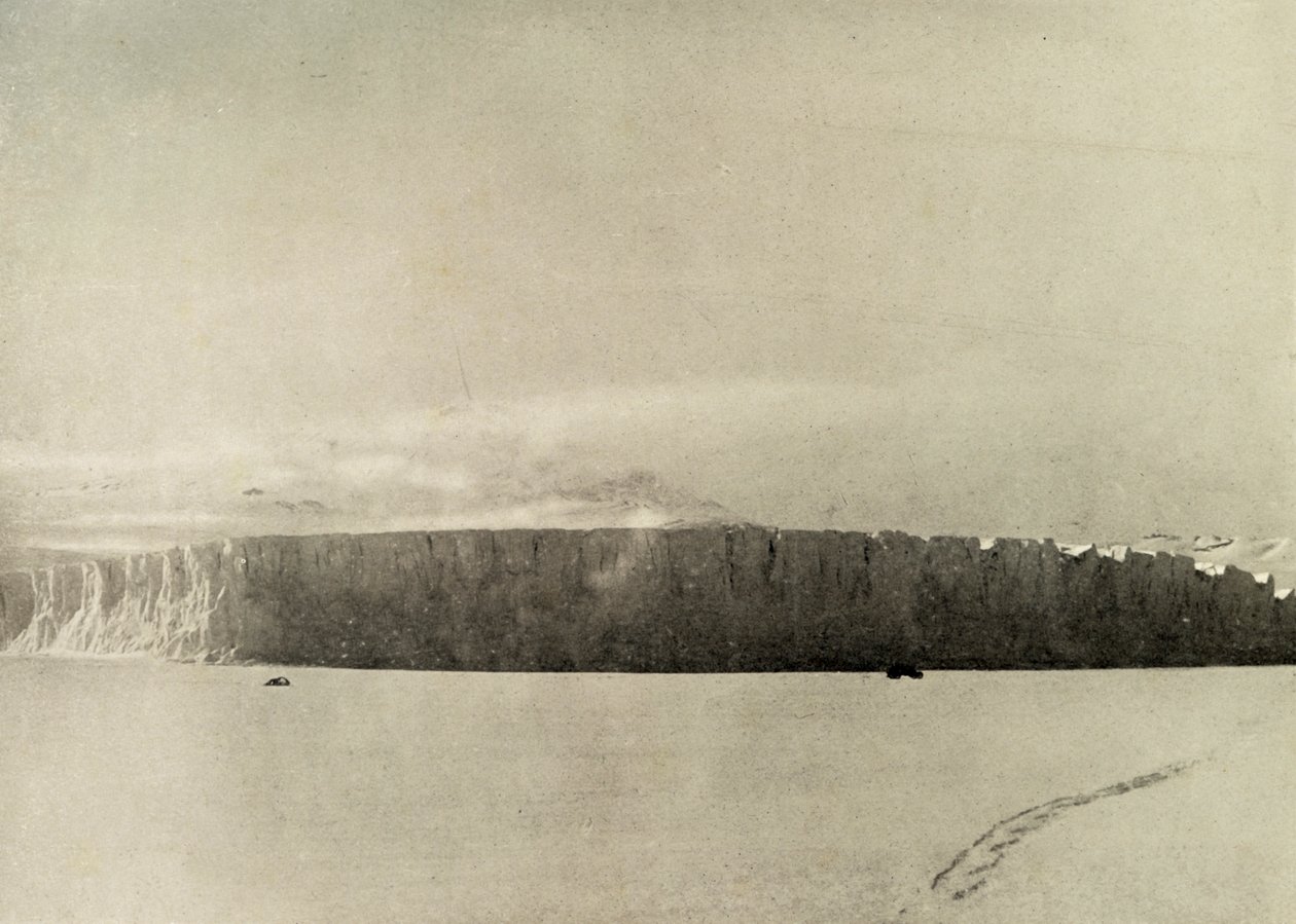 Gletsjer ten zuiden van Kaap Barne, met motor die op zee-ijs reist, ca. 1908 door Unbekannt