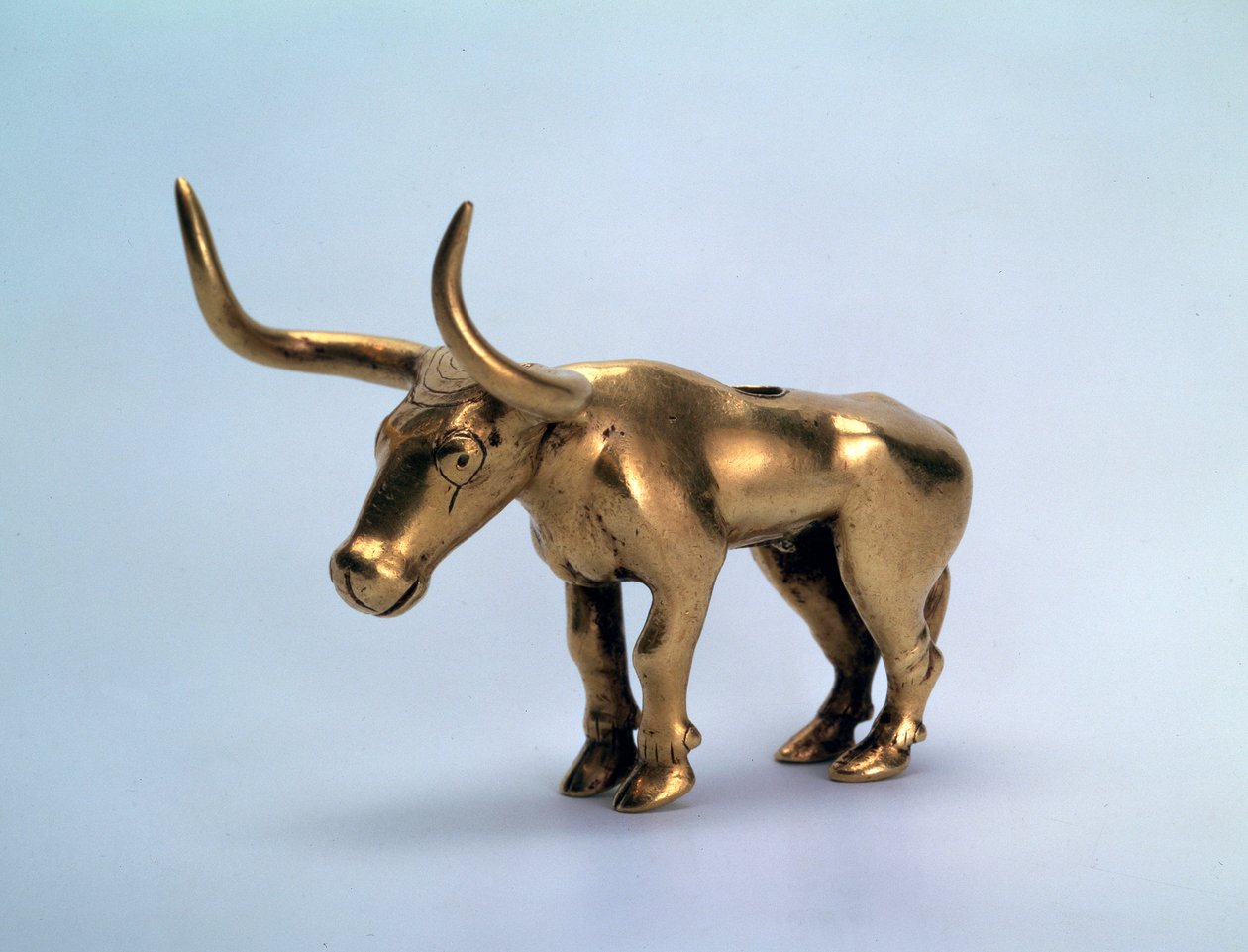 Gouden beeldje van een stier, stuk van een paal van een baldakijn, Scythisch door Unbekannt