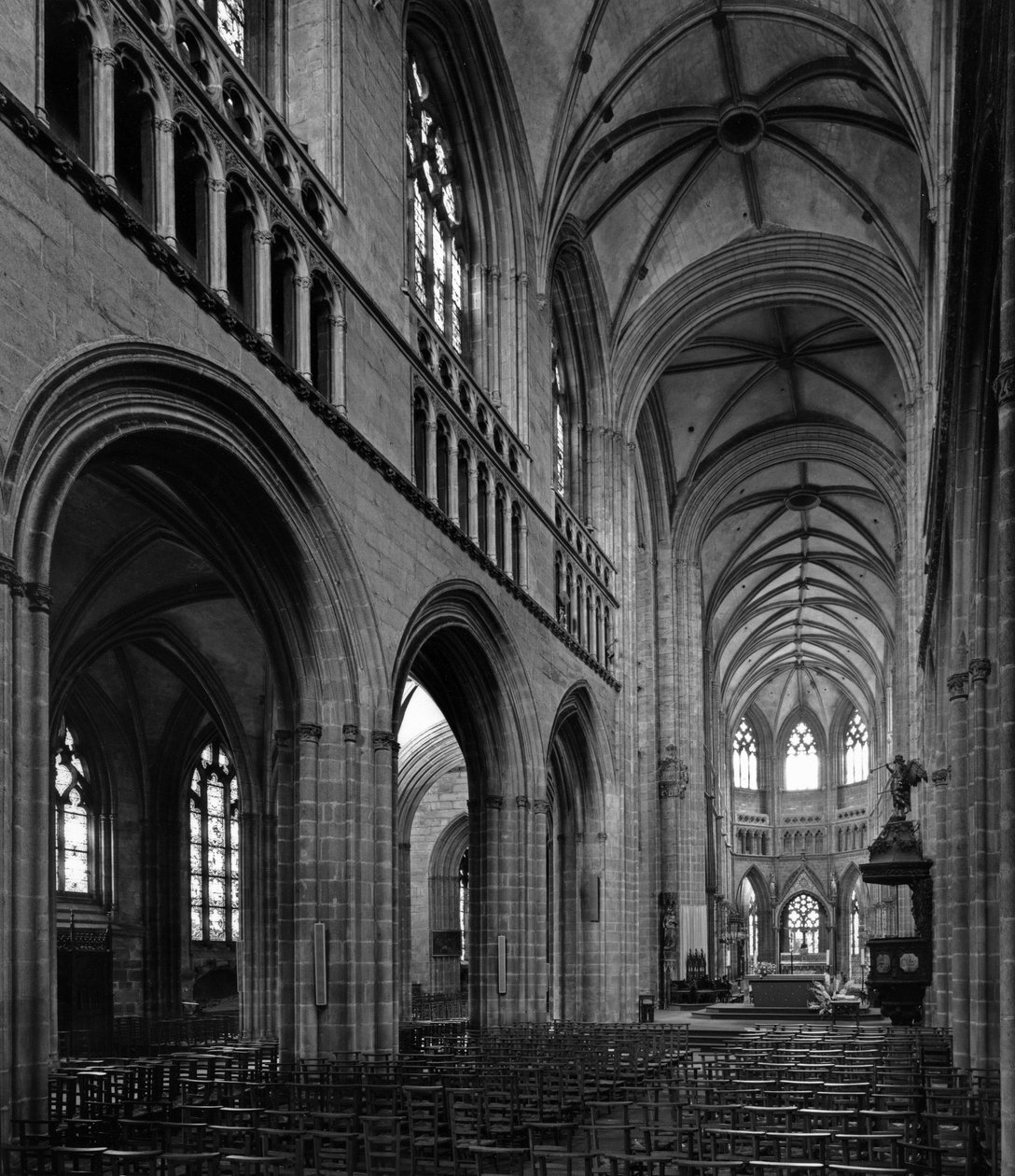 Gotische kunst: uitzicht op de verhoging van het schip. 13e-14e eeuw Kathedraal Saint Corentin (Saint Corentin), Quimper (Finistère) door Unbekannt