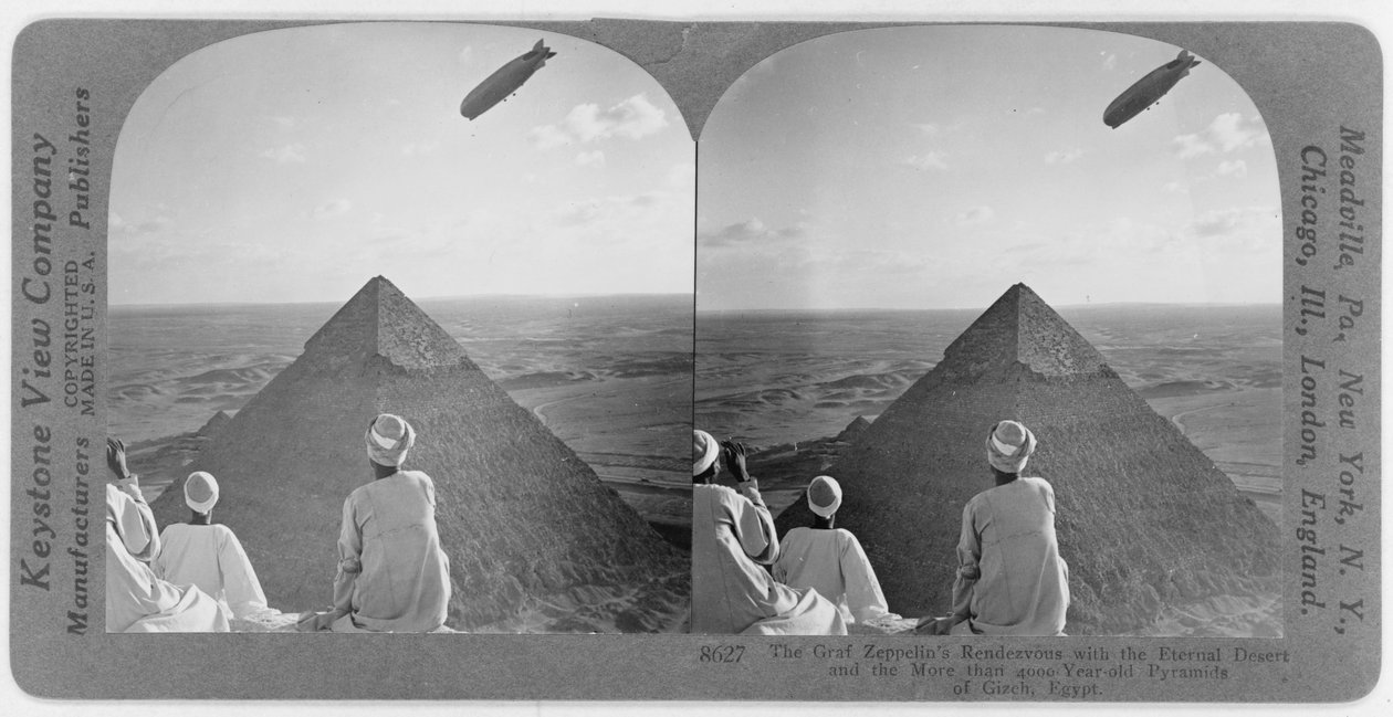 Graf Zeppelin boven de piramides van Gizeh, ca. 1930 (stereofoto) door Unbekannt