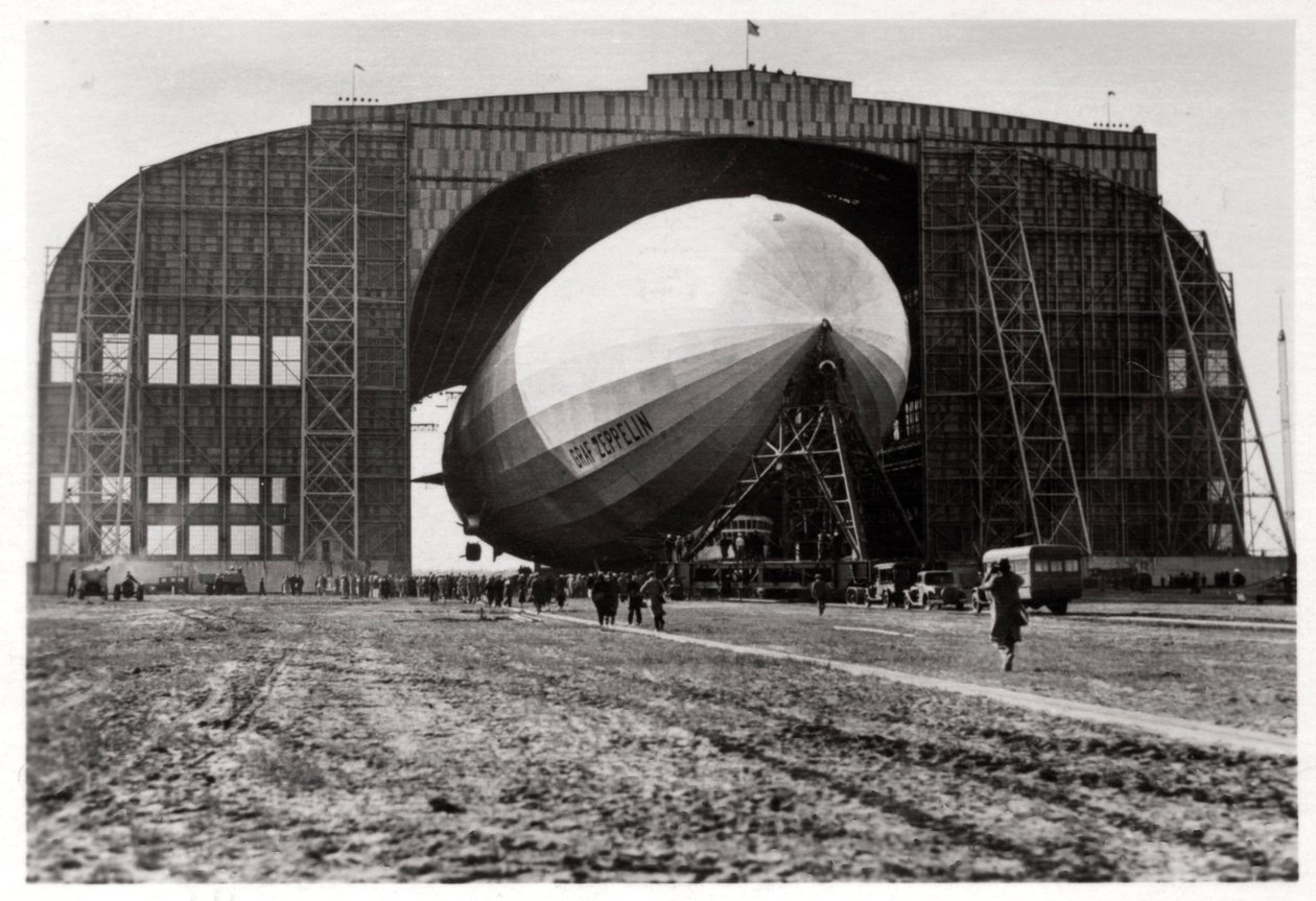 Graf Zeppelin bevestigd aan de mobiele anker mast, Lakehurst, New Jersey, VS, 1930, 1933 door Unbekannt