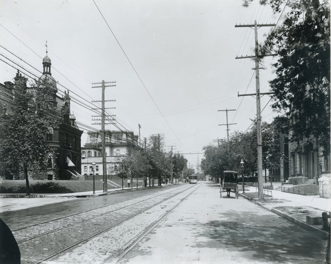 Grand Avenue noord vanaf Washington Avenue. Derde Baptistenkerk rechts. University Club links, voorheen de residentie van George W. Allen. door Unbekannt