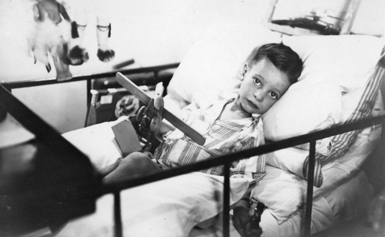 Griekse jongen uit Pylos verpleegd in de ziekenboeg van het Britse slagschip HMS Malaya, 1938 door Unbekannt
