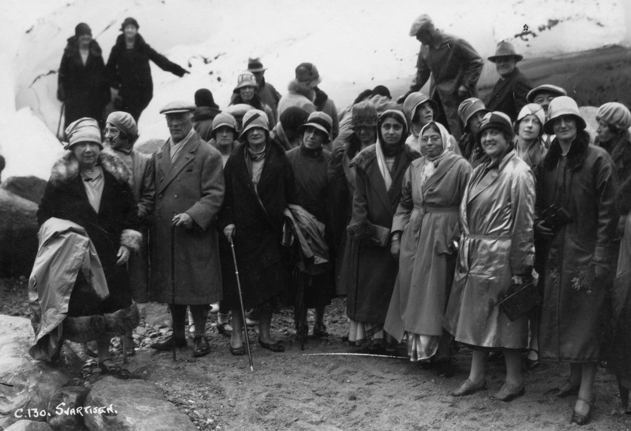 Groep toeristen die Svartisen bezoeken, Noord-Noorwegen, 1929 door Unbekannt
